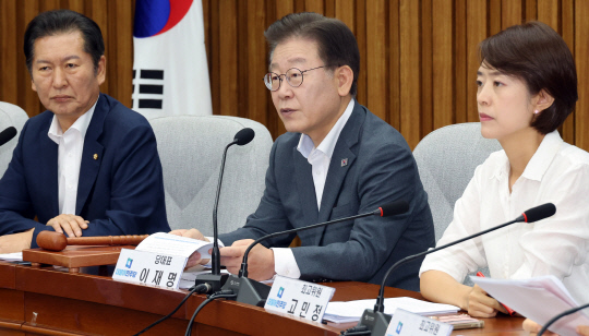 이재명 더불어민주당 대표가 9일 국회에서 확대간부회의를 하고 있다. 연합뉴스.